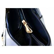  Handbag- plain zip closure, fig. 3 